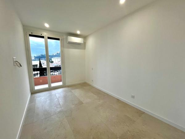 T4 rénové de 84 m² avec balcon filant, ascenseur et parking