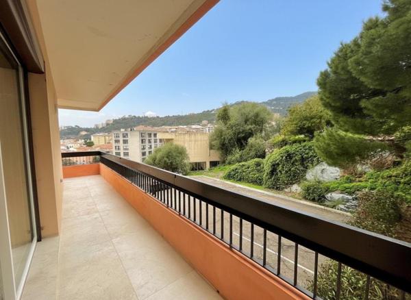 T4 rénové de 84 m² avec balcon filant, ascenseur et parking