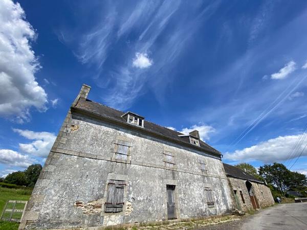 CONCARNEAU CORPS DE FERME sur 1266 m² de terrain situé proche des plages .