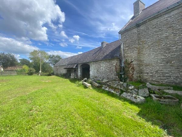 CONCARNEAU CORPS DE FERME sur 1266 m² de terrain situé proche des plages .