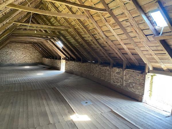 CONCARNEAU CORPS DE FERME sur 1266 m² de terrain situé proche des plages .