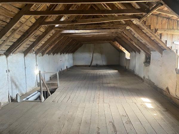 CONCARNEAU CORPS DE FERME sur 1266 m² de terrain situé proche des plages .