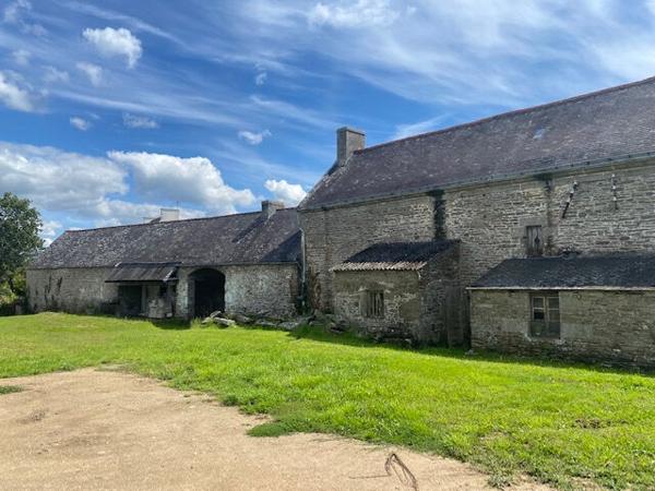 CONCARNEAU CORPS DE FERME sur 1266 m² de terrain situé proche des plages .