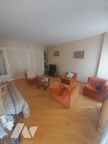 Appartement T2 avec balcon, cellier, et emplacement de parking fermé