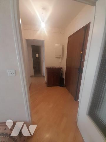 Appartement T2 avec balcon, cellier, et emplacement de parking fermé
