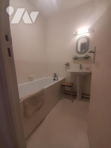 Appartement T2 avec balcon, cellier, et emplacement de parking fermé