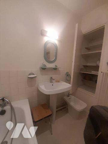 Appartement T2 avec balcon, cellier, et emplacement de parking fermé