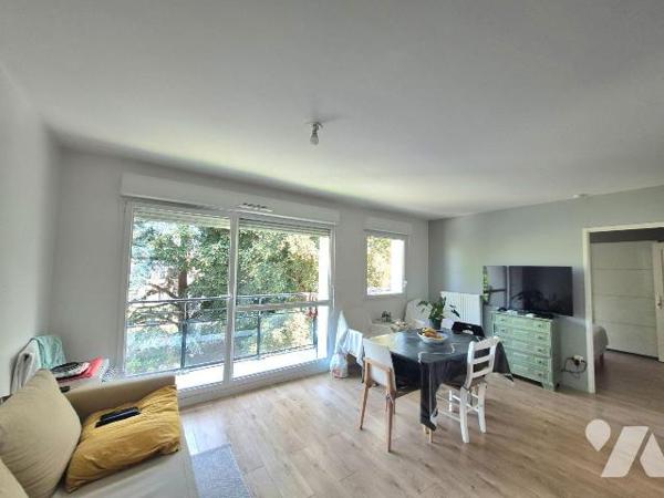 Appartement T2 de standing avec balcon, parking et vue sur la verdure

Au sein d'une copropri...