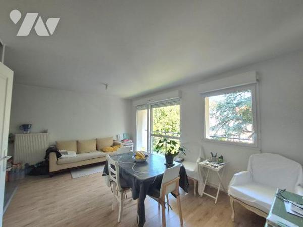Appartement T2 de standing avec balcon, parking et vue sur la verdure

Au sein d'une copropri...
