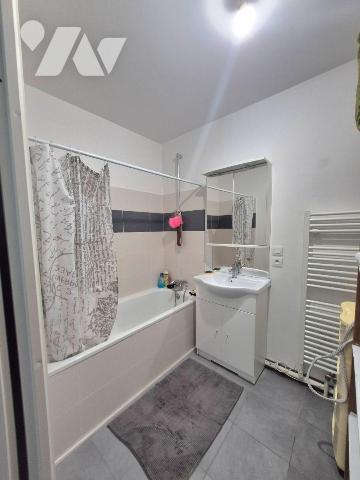 Appartement T2 de standing avec balcon, parking et vue sur la verdure

Au sein d'une copropri...