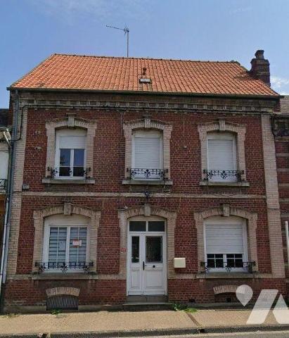 Jolie Maison de ville comprenant: une entrée, cuisine, cabinet de toilette, séjour avec cheminé...