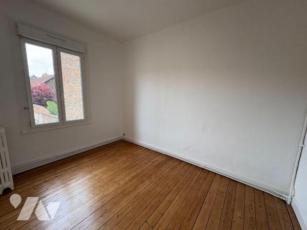 Jolie Maison de ville comprenant: une entrée, cuisine, cabinet de toilette, séjour avec cheminé...