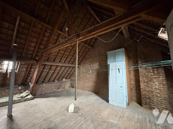 Jolie Maison de ville comprenant: une entrée, cuisine, cabinet de toilette, séjour avec cheminé...