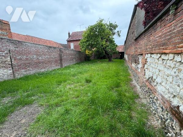 Jolie Maison de ville comprenant: une entrée, cuisine, cabinet de toilette, séjour avec cheminé...