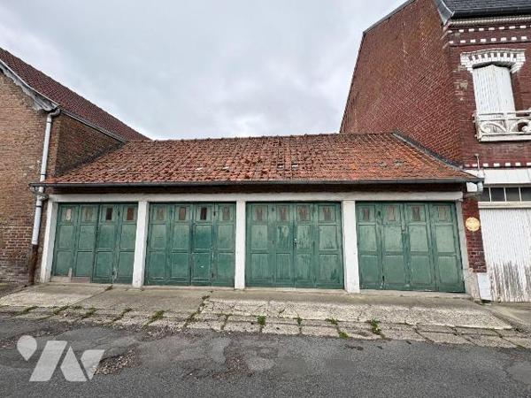 Jolie Maison de ville comprenant: une entrée, cuisine, cabinet de toilette, séjour avec cheminé...