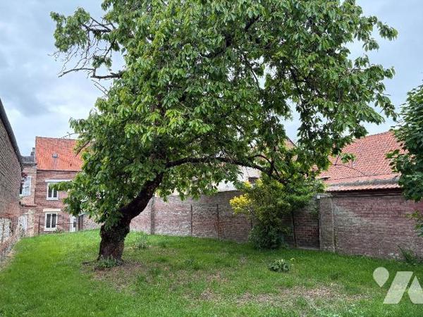 Jolie Maison de ville comprenant: une entrée, cuisine, cabinet de toilette, séjour avec cheminé...