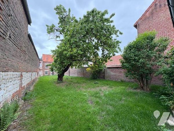 Jolie Maison de ville comprenant: une entrée, cuisine, cabinet de toilette, séjour avec cheminé...