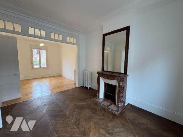 Jolie Maison de ville comprenant: une entrée, cuisine, cabinet de toilette, séjour avec cheminé...