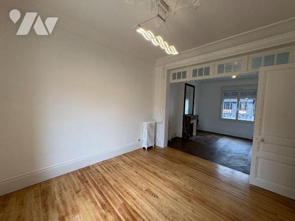 Jolie Maison de ville comprenant: une entrée, cuisine, cabinet de toilette, séjour avec cheminé...