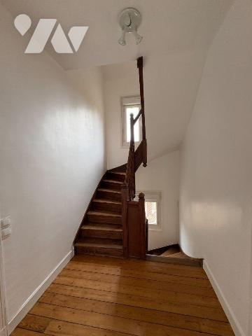 Jolie Maison de ville comprenant: une entrée, cuisine, cabinet de toilette, séjour avec cheminé...