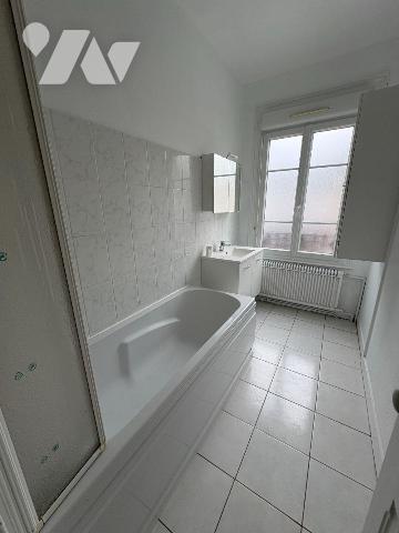 Jolie Maison de ville comprenant: une entrée, cuisine, cabinet de toilette, séjour avec cheminé...