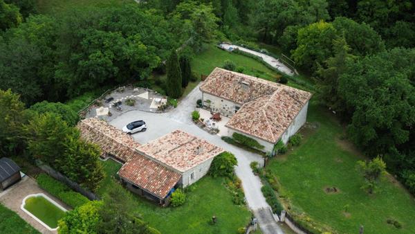 Belvèze (82150) TARN ET GARONNE Maison en pierre avec 3 chambres, maison d'amis, piscine et 8686m2 de terrain