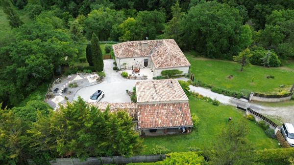 Belvèze (82150) TARN ET GARONNE Maison en pierre avec 3 chambres, maison d'amis, piscine et 8686m2 de terrain