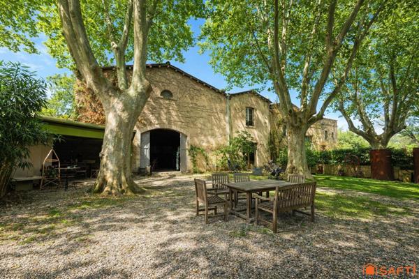 Ensemble immobilier, dépendances, 900m2 et potentiel locatif