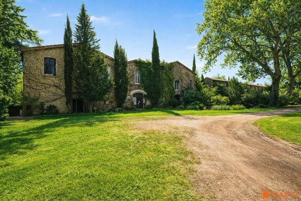 Ensemble immobilier, dépendances, 900m2 et potentiel locatif