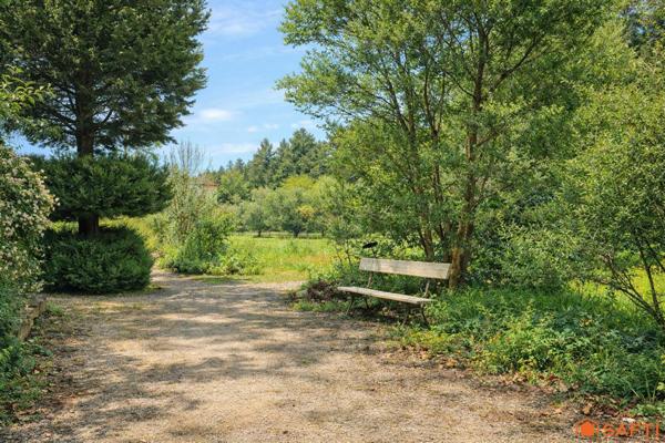 Ensemble immobilier, dépendances, 900m2 et potentiel locatif