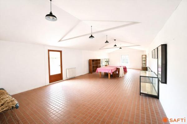 Ensemble immobilier, dépendances, 900m2 et potentiel locatif