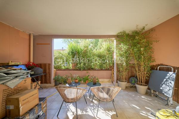 Appartement de type 3 de 63,28 m² (loi Carrez), situé en rez-de-chaussée de la résidence « Le Madrilène », au sein
de l'ensemble Les Ramblas. 
Le logement se compose d'un hall d'entrée, d'un séjour traversant de 25 m², d'une cuisine américaine de 5 m², de deux chambres de 10,33 m² et 9,4 m², d'une salle de bains, d'un WC séparé et d'un dégagement. 
Il bénéficie d'une terrasse privative de 16,18 m² de plain-pied, dans le prolongement du séjour, ainsi que d'une place de stationnement et d'un garage fermé en sous-sol. 
Un vrai atout sur ce secteur littoral où le stationnement est contraint. 
La résidence, édifiée en 2001, dispose d'espaces verts et de garages en sous-sol.

Commerces, écoles et plages sont accessibles à proximité. 
Les points forts : 
• Terrasse privative de 16,18 m² de plain-pied
• Garage fermé en sous-sol avec prise électrique et lumière
. Stationnement supplémentaire privé 
• Appartement traversant, bonne distribution  et climatisé
• Aucune marche à monter, accès de plain-pied 
• Résidence calme avec espaces verts 
• Proximité plages et centre village

Une visite s'impose ! N'hésitez pas à me solliciter !