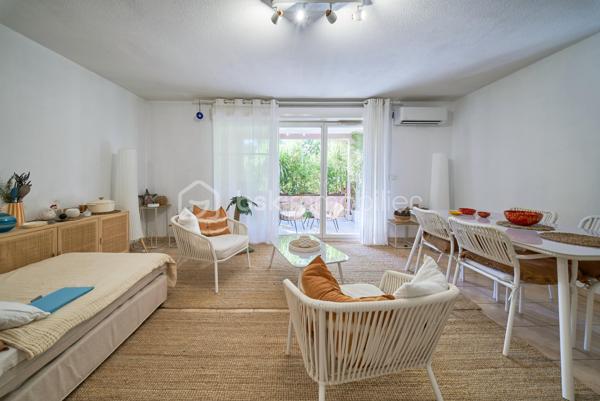 Appartement de type 3 de 63,28 m² (loi Carrez), situé en rez-de-chaussée de la résidence « Le Madrilène », au sein
de l'ensemble Les Ramblas. 
Le logement se compose d'un hall d'entrée, d'un séjour traversant de 25 m², d'une cuisine américaine de 5 m², de deux chambres de 10,33 m² et 9,4 m², d'une salle de bains, d'un WC séparé et d'un dégagement. 
Il bénéficie d'une terrasse privative de 16,18 m² de plain-pied, dans le prolongement du séjour, ainsi que d'une place de stationnement et d'un garage fermé en sous-sol. 
Un vrai atout sur ce secteur littoral où le stationnement est contraint. 
La résidence, édifiée en 2001, dispose d'espaces verts et de garages en sous-sol.

Commerces, écoles et plages sont accessibles à proximité. 
Les points forts : 
• Terrasse privative de 16,18 m² de plain-pied
• Garage fermé en sous-sol avec prise électrique et lumière
. Stationnement supplémentaire privé 
• Appartement traversant, bonne distribution  et climatisé
• Aucune marche à monter, accès de plain-pied 
• Résidence calme avec espaces verts 
• Proximité plages et centre village

Une visite s'impose ! N'hésitez pas à me solliciter !