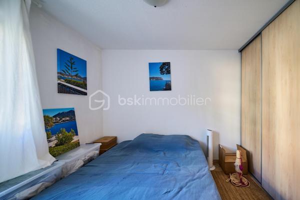 Appartement de type 3 de 63,28 m² (loi Carrez), situé en rez-de-chaussée de la résidence « Le Madrilène », au sein
de l'ensemble Les Ramblas. 
Le logement se compose d'un hall d'entrée, d'un séjour traversant de 25 m², d'une cuisine américaine de 5 m², de deux chambres de 10,33 m² et 9,4 m², d'une salle de bains, d'un WC séparé et d'un dégagement. 
Il bénéficie d'une terrasse privative de 16,18 m² de plain-pied, dans le prolongement du séjour, ainsi que d'une place de stationnement et d'un garage fermé en sous-sol. 
Un vrai atout sur ce secteur littoral où le stationnement est contraint. 
La résidence, édifiée en 2001, dispose d'espaces verts et de garages en sous-sol.

Commerces, écoles et plages sont accessibles à proximité. 
Les points forts : 
• Terrasse privative de 16,18 m² de plain-pied
• Garage fermé en sous-sol avec prise électrique et lumière
. Stationnement supplémentaire privé 
• Appartement traversant, bonne distribution  et climatisé
• Aucune marche à monter, accès de plain-pied 
• Résidence calme avec espaces verts 
• Proximité plages et centre village

Une visite s'impose ! N'hésitez pas à me solliciter !