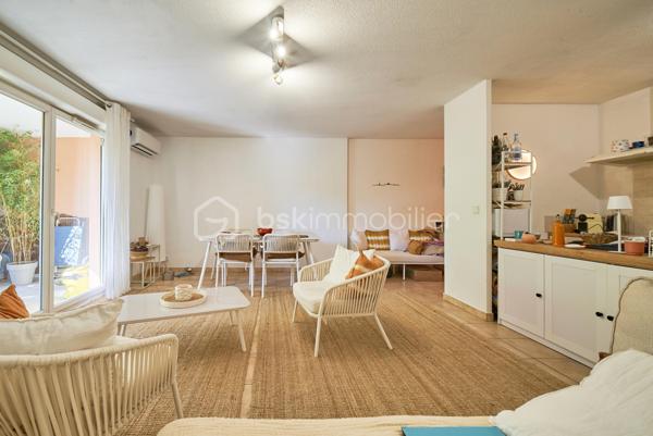 Appartement de type 3 de 63,28 m² (loi Carrez), situé en rez-de-chaussée de la résidence « Le Madrilène », au sein
de l'ensemble Les Ramblas. 
Le logement se compose d'un hall d'entrée, d'un séjour traversant de 25 m², d'une cuisine américaine de 5 m², de deux chambres de 10,33 m² et 9,4 m², d'une salle de bains, d'un WC séparé et d'un dégagement. 
Il bénéficie d'une terrasse privative de 16,18 m² de plain-pied, dans le prolongement du séjour, ainsi que d'une place de stationnement et d'un garage fermé en sous-sol. 
Un vrai atout sur ce secteur littoral où le stationnement est contraint. 
La résidence, édifiée en 2001, dispose d'espaces verts et de garages en sous-sol.

Commerces, écoles et plages sont accessibles à proximité. 
Les points forts : 
• Terrasse privative de 16,18 m² de plain-pied
• Garage fermé en sous-sol avec prise électrique et lumière
. Stationnement supplémentaire privé 
• Appartement traversant, bonne distribution  et climatisé
• Aucune marche à monter, accès de plain-pied 
• Résidence calme avec espaces verts 
• Proximité plages et centre village

Une visite s'impose ! N'hésitez pas à me solliciter !
