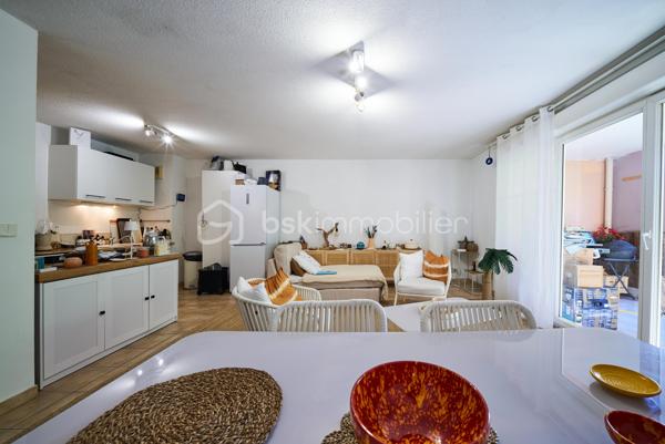 Appartement de type 3 de 63,28 m² (loi Carrez), situé en rez-de-chaussée de la résidence « Le Madrilène », au sein
de l'ensemble Les Ramblas. 
Le logement se compose d'un hall d'entrée, d'un séjour traversant de 25 m², d'une cuisine américaine de 5 m², de deux chambres de 10,33 m² et 9,4 m², d'une salle de bains, d'un WC séparé et d'un dégagement. 
Il bénéficie d'une terrasse privative de 16,18 m² de plain-pied, dans le prolongement du séjour, ainsi que d'une place de stationnement et d'un garage fermé en sous-sol. 
Un vrai atout sur ce secteur littoral où le stationnement est contraint. 
La résidence, édifiée en 2001, dispose d'espaces verts et de garages en sous-sol.

Commerces, écoles et plages sont accessibles à proximité. 
Les points forts : 
• Terrasse privative de 16,18 m² de plain-pied
• Garage fermé en sous-sol avec prise électrique et lumière
. Stationnement supplémentaire privé 
• Appartement traversant, bonne distribution  et climatisé
• Aucune marche à monter, accès de plain-pied 
• Résidence calme avec espaces verts 
• Proximité plages et centre village

Une visite s'impose ! N'hésitez pas à me solliciter !