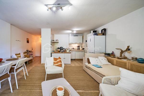 Appartement de type 3 de 63,28 m² (loi Carrez), situé en rez-de-chaussée de la résidence « Le Madrilène », au sein
de l'ensemble Les Ramblas. 
Le logement se compose d'un hall d'entrée, d'un séjour traversant de 25 m², d'une cuisine américaine de 5 m², de deux chambres de 10,33 m² et 9,4 m², d'une salle de bains, d'un WC séparé et d'un dégagement. 
Il bénéficie d'une terrasse privative de 16,18 m² de plain-pied, dans le prolongement du séjour, ainsi que d'une place de stationnement et d'un garage fermé en sous-sol. 
Un vrai atout sur ce secteur littoral où le stationnement est contraint. 
La résidence, édifiée en 2001, dispose d'espaces verts et de garages en sous-sol.

Commerces, écoles et plages sont accessibles à proximité. 
Les points forts : 
• Terrasse privative de 16,18 m² de plain-pied
• Garage fermé en sous-sol avec prise électrique et lumière
. Stationnement supplémentaire privé 
• Appartement traversant, bonne distribution  et climatisé
• Aucune marche à monter, accès de plain-pied 
• Résidence calme avec espaces verts 
• Proximité plages et centre village

Une visite s'impose ! N'hésitez pas à me solliciter !