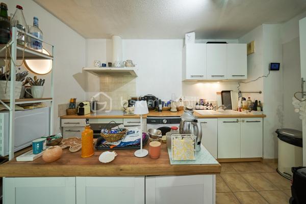 Appartement de type 3 de 63,28 m² (loi Carrez), situé en rez-de-chaussée de la résidence « Le Madrilène », au sein
de l'ensemble Les Ramblas. 
Le logement se compose d'un hall d'entrée, d'un séjour traversant de 25 m², d'une cuisine américaine de 5 m², de deux chambres de 10,33 m² et 9,4 m², d'une salle de bains, d'un WC séparé et d'un dégagement. 
Il bénéficie d'une terrasse privative de 16,18 m² de plain-pied, dans le prolongement du séjour, ainsi que d'une place de stationnement et d'un garage fermé en sous-sol. 
Un vrai atout sur ce secteur littoral où le stationnement est contraint. 
La résidence, édifiée en 2001, dispose d'espaces verts et de garages en sous-sol.

Commerces, écoles et plages sont accessibles à proximité. 
Les points forts : 
• Terrasse privative de 16,18 m² de plain-pied
• Garage fermé en sous-sol avec prise électrique et lumière
. Stationnement supplémentaire privé 
• Appartement traversant, bonne distribution  et climatisé
• Aucune marche à monter, accès de plain-pied 
• Résidence calme avec espaces verts 
• Proximité plages et centre village

Une visite s'impose ! N'hésitez pas à me solliciter !