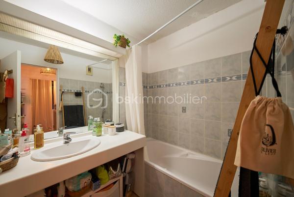 Appartement de type 3 de 63,28 m² (loi Carrez), situé en rez-de-chaussée de la résidence « Le Madrilène », au sein
de l'ensemble Les Ramblas. 
Le logement se compose d'un hall d'entrée, d'un séjour traversant de 25 m², d'une cuisine américaine de 5 m², de deux chambres de 10,33 m² et 9,4 m², d'une salle de bains, d'un WC séparé et d'un dégagement. 
Il bénéficie d'une terrasse privative de 16,18 m² de plain-pied, dans le prolongement du séjour, ainsi que d'une place de stationnement et d'un garage fermé en sous-sol. 
Un vrai atout sur ce secteur littoral où le stationnement est contraint. 
La résidence, édifiée en 2001, dispose d'espaces verts et de garages en sous-sol.

Commerces, écoles et plages sont accessibles à proximité. 
Les points forts : 
• Terrasse privative de 16,18 m² de plain-pied
• Garage fermé en sous-sol avec prise électrique et lumière
. Stationnement supplémentaire privé 
• Appartement traversant, bonne distribution  et climatisé
• Aucune marche à monter, accès de plain-pied 
• Résidence calme avec espaces verts 
• Proximité plages et centre village

Une visite s'impose ! N'hésitez pas à me solliciter !