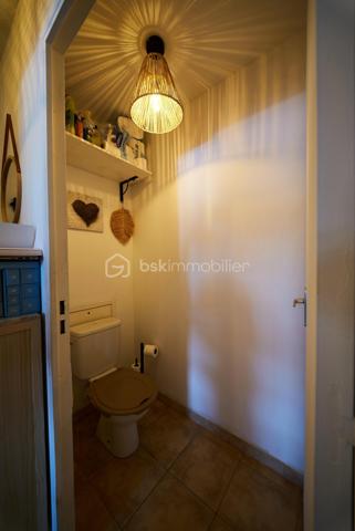 Appartement de type 3 de 63,28 m² (loi Carrez), situé en rez-de-chaussée de la résidence « Le Madrilène », au sein
de l'ensemble Les Ramblas. 
Le logement se compose d'un hall d'entrée, d'un séjour traversant de 25 m², d'une cuisine américaine de 5 m², de deux chambres de 10,33 m² et 9,4 m², d'une salle de bains, d'un WC séparé et d'un dégagement. 
Il bénéficie d'une terrasse privative de 16,18 m² de plain-pied, dans le prolongement du séjour, ainsi que d'une place de stationnement et d'un garage fermé en sous-sol. 
Un vrai atout sur ce secteur littoral où le stationnement est contraint. 
La résidence, édifiée en 2001, dispose d'espaces verts et de garages en sous-sol.

Commerces, écoles et plages sont accessibles à proximité. 
Les points forts : 
• Terrasse privative de 16,18 m² de plain-pied
• Garage fermé en sous-sol avec prise électrique et lumière
. Stationnement supplémentaire privé 
• Appartement traversant, bonne distribution  et climatisé
• Aucune marche à monter, accès de plain-pied 
• Résidence calme avec espaces verts 
• Proximité plages et centre village

Une visite s'impose ! N'hésitez pas à me solliciter !