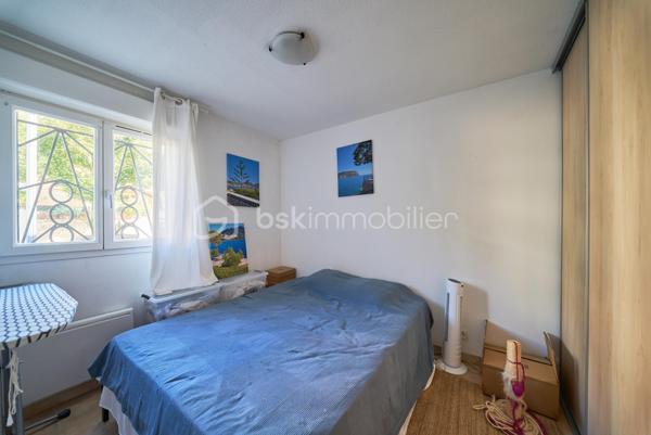 Appartement de type 3 de 63,28 m² (loi Carrez), situé en rez-de-chaussée de la résidence « Le Madrilène », au sein
de l'ensemble Les Ramblas. 
Le logement se compose d'un hall d'entrée, d'un séjour traversant de 25 m², d'une cuisine américaine de 5 m², de deux chambres de 10,33 m² et 9,4 m², d'une salle de bains, d'un WC séparé et d'un dégagement. 
Il bénéficie d'une terrasse privative de 16,18 m² de plain-pied, dans le prolongement du séjour, ainsi que d'une place de stationnement et d'un garage fermé en sous-sol. 
Un vrai atout sur ce secteur littoral où le stationnement est contraint. 
La résidence, édifiée en 2001, dispose d'espaces verts et de garages en sous-sol.

Commerces, écoles et plages sont accessibles à proximité. 
Les points forts : 
• Terrasse privative de 16,18 m² de plain-pied
• Garage fermé en sous-sol avec prise électrique et lumière
. Stationnement supplémentaire privé 
• Appartement traversant, bonne distribution  et climatisé
• Aucune marche à monter, accès de plain-pied 
• Résidence calme avec espaces verts 
• Proximité plages et centre village

Une visite s'impose ! N'hésitez pas à me solliciter !