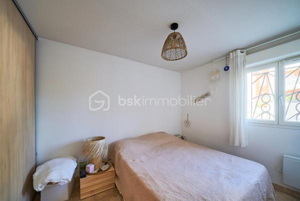 Appartement de type 3 de 63,28 m² (loi Carrez), situé en rez-de-chaussée de la résidence « Le Madrilène », au sein
de l'ensemble Les Ramblas. 
Le logement se compose d'un hall d'entrée, d'un séjour traversant de 25 m², d'une cuisine américaine de 5 m², de deux chambres de 10,33 m² et 9,4 m², d'une salle de bains, d'un WC séparé et d'un dégagement. 
Il bénéficie d'une terrasse privative de 16,18 m² de plain-pied, dans le prolongement du séjour, ainsi que d'une place de stationnement et d'un garage fermé en sous-sol. 
Un vrai atout sur ce secteur littoral où le stationnement est contraint. 
La résidence, édifiée en 2001, dispose d'espaces verts et de garages en sous-sol.

Commerces, écoles et plages sont accessibles à proximité. 
Les points forts : 
• Terrasse privative de 16,18 m² de plain-pied
• Garage fermé en sous-sol avec prise électrique et lumière
. Stationnement supplémentaire privé 
• Appartement traversant, bonne distribution  et climatisé
• Aucune marche à monter, accès de plain-pied 
• Résidence calme avec espaces verts 
• Proximité plages et centre village

Une visite s'impose ! N'hésitez pas à me solliciter !
