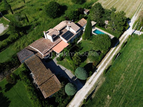 🍀 À Bédarrides, entre Avignon, Orange et Carpentras, découvrez cette grande maison familiale spacieuse et lumineuse de 217 m² avec piscine, spa, garage, carport et jardin paysager d’environ 1 800 m².

Située en impasse, au calme, à quelques minutes du centre du village, cette propriété offre un cadre de vie rare : espace, lumière, intimité et nature, tout en restant proche de la gare TER, des écoles, des commerces et des grands axes. Bédarrides séduit par son équilibre entre vie de village, environnement naturel, vignobles, proximité du Mont Ventoux et accès rapide aux pôles d’Avignon, Carpentras et Orange.

La maison principale propose de beaux volumes et une organisation idéale pour une vie de famille :
- 4 chambres, dont 2 en rez-de-chaussée ;
- une chambre avec accès indépendant, idéale pour recevoir, créer une chambre d’hôtes ou exercer une activité professionnelle ;
- 1 bureau avec nombreux rangements ;
- cuisine équipée indépendante ;
- salon avec cheminée ;
- salle à manger avec poêle à bois ;
- véranda lumineuse de 34 m², véritable pièce de vie tournée vers le jardin ;
- salle de bain avec baignoire, douche italienne et double vasque ;
- à l’étage : 2 chambres, dont une avec point d’eau et balcon, ainsi qu’une mezzanine.

Grâce à sa configuration, cette maison peut convenir à une grande famille, une famille recomposée, un projet de télétravail, une activité indépendante ou un projet d’accueil de type chambre d’hôtes.

Le terrain arboré d’environ 1 800 m² a été pensé comme un véritable lieu de vie extérieur, à la fois familial, ludique et reposant. Vous y trouverez :
- un grand jardin paysager ;
- une piscine avec abri découvrable ;
- un spa ;
- une cuisine d’été ;
- un bassin japonais ;
- un garage ;
- un carport pouvant accueillir jusqu’à 4 véhicules.

La propriété bénéficie de nombreux équipements orientées confort et autonomie:
- pompe à chaleur ;
- chauffage bois avec cheminée et poêle ;
- climatisation en rez-de-chaussée ;
- panneaux photovoltaïques en autoconsommation avec revente ;
- forage, véritable atout pour l’entretien du jardin et les usages extérieurs ;
- assainissement autonome par phyto-épuration ;
- isolation récente réalisée en 2025 ;
- double vitrage ;
- portail automatisé.

Cette maison chaleureuse et authentique allie confort moderne, charme familial, grands espaces et équipements orientés vers les économies d’énergie et une plus grande autonomie.

Une première découverte à distance peut être organisée sur rendez-vous. Mais pour ressentir pleinement l’atmosphère, le calme et le charme unique de cette propriété, rien ne remplace une visite sur place. Ce sera un plaisir de vous la faire découvrir !