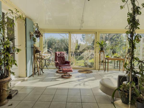 🍀 À Bédarrides, entre Avignon, Orange et Carpentras, découvrez cette grande maison familiale spacieuse et lumineuse de 217 m² avec piscine, spa, garage, carport et jardin paysager d’environ 1 800 m².

Située en impasse, au calme, à quelques minutes du centre du village, cette propriété offre un cadre de vie rare : espace, lumière, intimité et nature, tout en restant proche de la gare TER, des écoles, des commerces et des grands axes. Bédarrides séduit par son équilibre entre vie de village, environnement naturel, vignobles, proximité du Mont Ventoux et accès rapide aux pôles d’Avignon, Carpentras et Orange.

La maison principale propose de beaux volumes et une organisation idéale pour une vie de famille :
- 4 chambres, dont 2 en rez-de-chaussée ;
- une chambre avec accès indépendant, idéale pour recevoir, créer une chambre d’hôtes ou exercer une activité professionnelle ;
- 1 bureau avec nombreux rangements ;
- cuisine équipée indépendante ;
- salon avec cheminée ;
- salle à manger avec poêle à bois ;
- véranda lumineuse de 34 m², véritable pièce de vie tournée vers le jardin ;
- salle de bain avec baignoire, douche italienne et double vasque ;
- à l’étage : 2 chambres, dont une avec point d’eau et balcon, ainsi qu’une mezzanine.

Grâce à sa configuration, cette maison peut convenir à une grande famille, une famille recomposée, un projet de télétravail, une activité indépendante ou un projet d’accueil de type chambre d’hôtes.

Le terrain arboré d’environ 1 800 m² a été pensé comme un véritable lieu de vie extérieur, à la fois familial, ludique et reposant. Vous y trouverez :
- un grand jardin paysager ;
- une piscine avec abri découvrable ;
- un spa ;
- une cuisine d’été ;
- un bassin japonais ;
- un garage ;
- un carport pouvant accueillir jusqu’à 4 véhicules.

La propriété bénéficie de nombreux équipements orientées confort et autonomie:
- pompe à chaleur ;
- chauffage bois avec cheminée et poêle ;
- climatisation en rez-de-chaussée ;
- panneaux photovoltaïques en autoconsommation avec revente ;
- forage, véritable atout pour l’entretien du jardin et les usages extérieurs ;
- assainissement autonome par phyto-épuration ;
- isolation récente réalisée en 2025 ;
- double vitrage ;
- portail automatisé.

Cette maison chaleureuse et authentique allie confort moderne, charme familial, grands espaces et équipements orientés vers les économies d’énergie et une plus grande autonomie.

Une première découverte à distance peut être organisée sur rendez-vous. Mais pour ressentir pleinement l’atmosphère, le calme et le charme unique de cette propriété, rien ne remplace une visite sur place. Ce sera un plaisir de vous la faire découvrir !