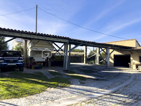 🍀 À Bédarrides, entre Avignon, Orange et Carpentras, découvrez cette grande maison familiale spacieuse et lumineuse de 217 m² avec piscine, spa, garage, carport et jardin paysager d’environ 1 800 m².

Située en impasse, au calme, à quelques minutes du centre du village, cette propriété offre un cadre de vie rare : espace, lumière, intimité et nature, tout en restant proche de la gare TER, des écoles, des commerces et des grands axes. Bédarrides séduit par son équilibre entre vie de village, environnement naturel, vignobles, proximité du Mont Ventoux et accès rapide aux pôles d’Avignon, Carpentras et Orange.

La maison principale propose de beaux volumes et une organisation idéale pour une vie de famille :
- 4 chambres, dont 2 en rez-de-chaussée ;
- une chambre avec accès indépendant, idéale pour recevoir, créer une chambre d’hôtes ou exercer une activité professionnelle ;
- 1 bureau avec nombreux rangements ;
- cuisine équipée indépendante ;
- salon avec cheminée ;
- salle à manger avec poêle à bois ;
- véranda lumineuse de 34 m², véritable pièce de vie tournée vers le jardin ;
- salle de bain avec baignoire, douche italienne et double vasque ;
- à l’étage : 2 chambres, dont une avec point d’eau et balcon, ainsi qu’une mezzanine.

Grâce à sa configuration, cette maison peut convenir à une grande famille, une famille recomposée, un projet de télétravail, une activité indépendante ou un projet d’accueil de type chambre d’hôtes.

Le terrain arboré d’environ 1 800 m² a été pensé comme un véritable lieu de vie extérieur, à la fois familial, ludique et reposant. Vous y trouverez :
- un grand jardin paysager ;
- une piscine avec abri découvrable ;
- un spa ;
- une cuisine d’été ;
- un bassin japonais ;
- un garage ;
- un carport pouvant accueillir jusqu’à 4 véhicules.

La propriété bénéficie de nombreux équipements orientées confort et autonomie:
- pompe à chaleur ;
- chauffage bois avec cheminée et poêle ;
- climatisation en rez-de-chaussée ;
- panneaux photovoltaïques en autoconsommation avec revente ;
- forage, véritable atout pour l’entretien du jardin et les usages extérieurs ;
- assainissement autonome par phyto-épuration ;
- isolation récente réalisée en 2025 ;
- double vitrage ;
- portail automatisé.

Cette maison chaleureuse et authentique allie confort moderne, charme familial, grands espaces et équipements orientés vers les économies d’énergie et une plus grande autonomie.

Une première découverte à distance peut être organisée sur rendez-vous. Mais pour ressentir pleinement l’atmosphère, le calme et le charme unique de cette propriété, rien ne remplace une visite sur place. Ce sera un plaisir de vous la faire découvrir !