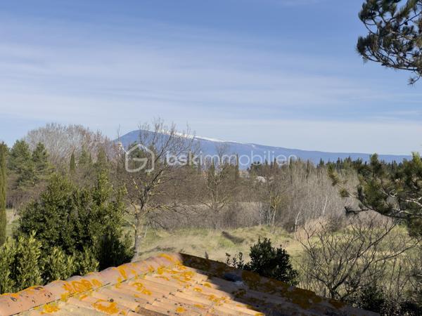 🍀 À Bédarrides, entre Avignon, Orange et Carpentras, découvrez cette grande maison familiale spacieuse et lumineuse de 217 m² avec piscine, spa, garage, carport et jardin paysager d’environ 1 800 m².

Située en impasse, au calme, à quelques minutes du centre du village, cette propriété offre un cadre de vie rare : espace, lumière, intimité et nature, tout en restant proche de la gare TER, des écoles, des commerces et des grands axes. Bédarrides séduit par son équilibre entre vie de village, environnement naturel, vignobles, proximité du Mont Ventoux et accès rapide aux pôles d’Avignon, Carpentras et Orange.

La maison principale propose de beaux volumes et une organisation idéale pour une vie de famille :
- 4 chambres, dont 2 en rez-de-chaussée ;
- une chambre avec accès indépendant, idéale pour recevoir, créer une chambre d’hôtes ou exercer une activité professionnelle ;
- 1 bureau avec nombreux rangements ;
- cuisine équipée indépendante ;
- salon avec cheminée ;
- salle à manger avec poêle à bois ;
- véranda lumineuse de 34 m², véritable pièce de vie tournée vers le jardin ;
- salle de bain avec baignoire, douche italienne et double vasque ;
- à l’étage : 2 chambres, dont une avec point d’eau et balcon, ainsi qu’une mezzanine.

Grâce à sa configuration, cette maison peut convenir à une grande famille, une famille recomposée, un projet de télétravail, une activité indépendante ou un projet d’accueil de type chambre d’hôtes.

Le terrain arboré d’environ 1 800 m² a été pensé comme un véritable lieu de vie extérieur, à la fois familial, ludique et reposant. Vous y trouverez :
- un grand jardin paysager ;
- une piscine avec abri découvrable ;
- un spa ;
- une cuisine d’été ;
- un bassin japonais ;
- un garage ;
- un carport pouvant accueillir jusqu’à 4 véhicules.

La propriété bénéficie de nombreux équipements orientées confort et autonomie:
- pompe à chaleur ;
- chauffage bois avec cheminée et poêle ;
- climatisation en rez-de-chaussée ;
- panneaux photovoltaïques en autoconsommation avec revente ;
- forage, véritable atout pour l’entretien du jardin et les usages extérieurs ;
- assainissement autonome par phyto-épuration ;
- isolation récente réalisée en 2025 ;
- double vitrage ;
- portail automatisé.

Cette maison chaleureuse et authentique allie confort moderne, charme familial, grands espaces et équipements orientés vers les économies d’énergie et une plus grande autonomie.

Une première découverte à distance peut être organisée sur rendez-vous. Mais pour ressentir pleinement l’atmosphère, le calme et le charme unique de cette propriété, rien ne remplace une visite sur place. Ce sera un plaisir de vous la faire découvrir !