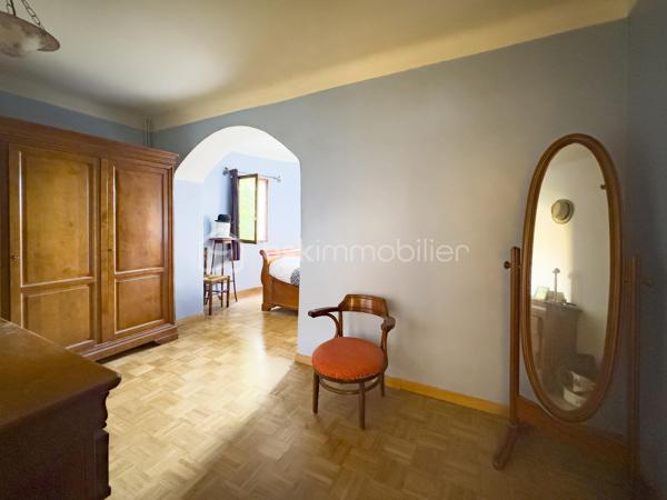 🍀 À Bédarrides, entre Avignon, Orange et Carpentras, découvrez cette grande maison familiale spacieuse et lumineuse de 217 m² avec piscine, spa, garage, carport et jardin paysager d’environ 1 800 m².

Située en impasse, au calme, à quelques minutes du centre du village, cette propriété offre un cadre de vie rare : espace, lumière, intimité et nature, tout en restant proche de la gare TER, des écoles, des commerces et des grands axes. Bédarrides séduit par son équilibre entre vie de village, environnement naturel, vignobles, proximité du Mont Ventoux et accès rapide aux pôles d’Avignon, Carpentras et Orange.

La maison principale propose de beaux volumes et une organisation idéale pour une vie de famille :
- 4 chambres, dont 2 en rez-de-chaussée ;
- une chambre avec accès indépendant, idéale pour recevoir, créer une chambre d’hôtes ou exercer une activité professionnelle ;
- 1 bureau avec nombreux rangements ;
- cuisine équipée indépendante ;
- salon avec cheminée ;
- salle à manger avec poêle à bois ;
- véranda lumineuse de 34 m², véritable pièce de vie tournée vers le jardin ;
- salle de bain avec baignoire, douche italienne et double vasque ;
- à l’étage : 2 chambres, dont une avec point d’eau et balcon, ainsi qu’une mezzanine.

Grâce à sa configuration, cette maison peut convenir à une grande famille, une famille recomposée, un projet de télétravail, une activité indépendante ou un projet d’accueil de type chambre d’hôtes.

Le terrain arboré d’environ 1 800 m² a été pensé comme un véritable lieu de vie extérieur, à la fois familial, ludique et reposant. Vous y trouverez :
- un grand jardin paysager ;
- une piscine avec abri découvrable ;
- un spa ;
- une cuisine d’été ;
- un bassin japonais ;
- un garage ;
- un carport pouvant accueillir jusqu’à 4 véhicules.

La propriété bénéficie de nombreux équipements orientées confort et autonomie:
- pompe à chaleur ;
- chauffage bois avec cheminée et poêle ;
- climatisation en rez-de-chaussée ;
- panneaux photovoltaïques en autoconsommation avec revente ;
- forage, véritable atout pour l’entretien du jardin et les usages extérieurs ;
- assainissement autonome par phyto-épuration ;
- isolation récente réalisée en 2025 ;
- double vitrage ;
- portail automatisé.

Cette maison chaleureuse et authentique allie confort moderne, charme familial, grands espaces et équipements orientés vers les économies d’énergie et une plus grande autonomie.

Une première découverte à distance peut être organisée sur rendez-vous. Mais pour ressentir pleinement l’atmosphère, le calme et le charme unique de cette propriété, rien ne remplace une visite sur place. Ce sera un plaisir de vous la faire découvrir !