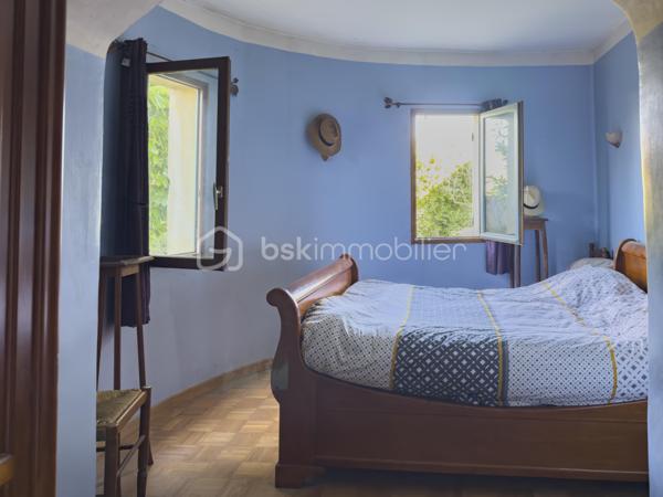 🍀 À Bédarrides, entre Avignon, Orange et Carpentras, découvrez cette grande maison familiale spacieuse et lumineuse de 217 m² avec piscine, spa, garage, carport et jardin paysager d’environ 1 800 m².

Située en impasse, au calme, à quelques minutes du centre du village, cette propriété offre un cadre de vie rare : espace, lumière, intimité et nature, tout en restant proche de la gare TER, des écoles, des commerces et des grands axes. Bédarrides séduit par son équilibre entre vie de village, environnement naturel, vignobles, proximité du Mont Ventoux et accès rapide aux pôles d’Avignon, Carpentras et Orange.

La maison principale propose de beaux volumes et une organisation idéale pour une vie de famille :
- 4 chambres, dont 2 en rez-de-chaussée ;
- une chambre avec accès indépendant, idéale pour recevoir, créer une chambre d’hôtes ou exercer une activité professionnelle ;
- 1 bureau avec nombreux rangements ;
- cuisine équipée indépendante ;
- salon avec cheminée ;
- salle à manger avec poêle à bois ;
- véranda lumineuse de 34 m², véritable pièce de vie tournée vers le jardin ;
- salle de bain avec baignoire, douche italienne et double vasque ;
- à l’étage : 2 chambres, dont une avec point d’eau et balcon, ainsi qu’une mezzanine.

Grâce à sa configuration, cette maison peut convenir à une grande famille, une famille recomposée, un projet de télétravail, une activité indépendante ou un projet d’accueil de type chambre d’hôtes.

Le terrain arboré d’environ 1 800 m² a été pensé comme un véritable lieu de vie extérieur, à la fois familial, ludique et reposant. Vous y trouverez :
- un grand jardin paysager ;
- une piscine avec abri découvrable ;
- un spa ;
- une cuisine d’été ;
- un bassin japonais ;
- un garage ;
- un carport pouvant accueillir jusqu’à 4 véhicules.

La propriété bénéficie de nombreux équipements orientées confort et autonomie:
- pompe à chaleur ;
- chauffage bois avec cheminée et poêle ;
- climatisation en rez-de-chaussée ;
- panneaux photovoltaïques en autoconsommation avec revente ;
- forage, véritable atout pour l’entretien du jardin et les usages extérieurs ;
- assainissement autonome par phyto-épuration ;
- isolation récente réalisée en 2025 ;
- double vitrage ;
- portail automatisé.

Cette maison chaleureuse et authentique allie confort moderne, charme familial, grands espaces et équipements orientés vers les économies d’énergie et une plus grande autonomie.

Une première découverte à distance peut être organisée sur rendez-vous. Mais pour ressentir pleinement l’atmosphère, le calme et le charme unique de cette propriété, rien ne remplace une visite sur place. Ce sera un plaisir de vous la faire découvrir !