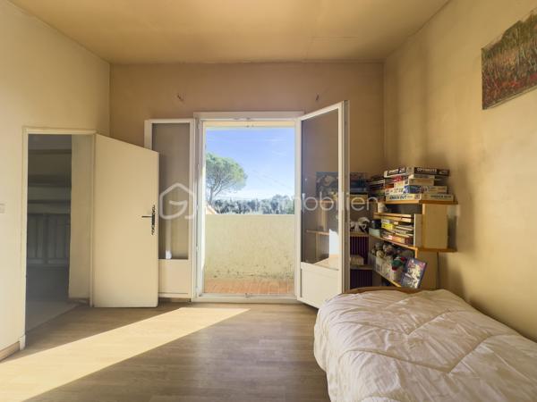 🍀 À Bédarrides, entre Avignon, Orange et Carpentras, découvrez cette grande maison familiale spacieuse et lumineuse de 217 m² avec piscine, spa, garage, carport et jardin paysager d’environ 1 800 m².

Située en impasse, au calme, à quelques minutes du centre du village, cette propriété offre un cadre de vie rare : espace, lumière, intimité et nature, tout en restant proche de la gare TER, des écoles, des commerces et des grands axes. Bédarrides séduit par son équilibre entre vie de village, environnement naturel, vignobles, proximité du Mont Ventoux et accès rapide aux pôles d’Avignon, Carpentras et Orange.

La maison principale propose de beaux volumes et une organisation idéale pour une vie de famille :
- 4 chambres, dont 2 en rez-de-chaussée ;
- une chambre avec accès indépendant, idéale pour recevoir, créer une chambre d’hôtes ou exercer une activité professionnelle ;
- 1 bureau avec nombreux rangements ;
- cuisine équipée indépendante ;
- salon avec cheminée ;
- salle à manger avec poêle à bois ;
- véranda lumineuse de 34 m², véritable pièce de vie tournée vers le jardin ;
- salle de bain avec baignoire, douche italienne et double vasque ;
- à l’étage : 2 chambres, dont une avec point d’eau et balcon, ainsi qu’une mezzanine.

Grâce à sa configuration, cette maison peut convenir à une grande famille, une famille recomposée, un projet de télétravail, une activité indépendante ou un projet d’accueil de type chambre d’hôtes.

Le terrain arboré d’environ 1 800 m² a été pensé comme un véritable lieu de vie extérieur, à la fois familial, ludique et reposant. Vous y trouverez :
- un grand jardin paysager ;
- une piscine avec abri découvrable ;
- un spa ;
- une cuisine d’été ;
- un bassin japonais ;
- un garage ;
- un carport pouvant accueillir jusqu’à 4 véhicules.

La propriété bénéficie de nombreux équipements orientées confort et autonomie:
- pompe à chaleur ;
- chauffage bois avec cheminée et poêle ;
- climatisation en rez-de-chaussée ;
- panneaux photovoltaïques en autoconsommation avec revente ;
- forage, véritable atout pour l’entretien du jardin et les usages extérieurs ;
- assainissement autonome par phyto-épuration ;
- isolation récente réalisée en 2025 ;
- double vitrage ;
- portail automatisé.

Cette maison chaleureuse et authentique allie confort moderne, charme familial, grands espaces et équipements orientés vers les économies d’énergie et une plus grande autonomie.

Une première découverte à distance peut être organisée sur rendez-vous. Mais pour ressentir pleinement l’atmosphère, le calme et le charme unique de cette propriété, rien ne remplace une visite sur place. Ce sera un plaisir de vous la faire découvrir !