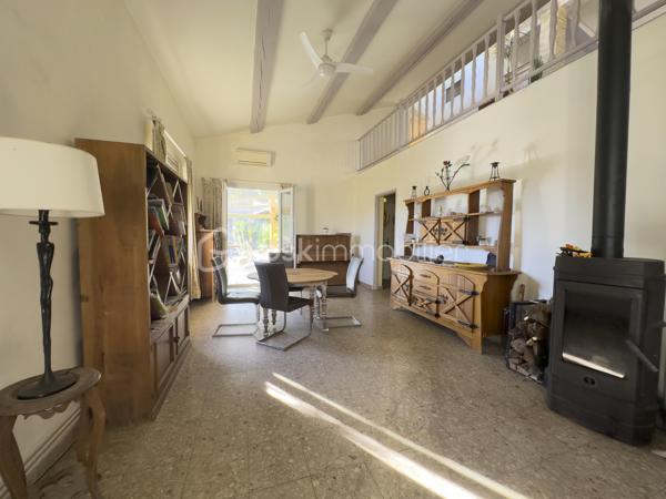 🍀 À Bédarrides, entre Avignon, Orange et Carpentras, découvrez cette grande maison familiale spacieuse et lumineuse de 217 m² avec piscine, spa, garage, carport et jardin paysager d’environ 1 800 m².

Située en impasse, au calme, à quelques minutes du centre du village, cette propriété offre un cadre de vie rare : espace, lumière, intimité et nature, tout en restant proche de la gare TER, des écoles, des commerces et des grands axes. Bédarrides séduit par son équilibre entre vie de village, environnement naturel, vignobles, proximité du Mont Ventoux et accès rapide aux pôles d’Avignon, Carpentras et Orange.

La maison principale propose de beaux volumes et une organisation idéale pour une vie de famille :
- 4 chambres, dont 2 en rez-de-chaussée ;
- une chambre avec accès indépendant, idéale pour recevoir, créer une chambre d’hôtes ou exercer une activité professionnelle ;
- 1 bureau avec nombreux rangements ;
- cuisine équipée indépendante ;
- salon avec cheminée ;
- salle à manger avec poêle à bois ;
- véranda lumineuse de 34 m², véritable pièce de vie tournée vers le jardin ;
- salle de bain avec baignoire, douche italienne et double vasque ;
- à l’étage : 2 chambres, dont une avec point d’eau et balcon, ainsi qu’une mezzanine.

Grâce à sa configuration, cette maison peut convenir à une grande famille, une famille recomposée, un projet de télétravail, une activité indépendante ou un projet d’accueil de type chambre d’hôtes.

Le terrain arboré d’environ 1 800 m² a été pensé comme un véritable lieu de vie extérieur, à la fois familial, ludique et reposant. Vous y trouverez :
- un grand jardin paysager ;
- une piscine avec abri découvrable ;
- un spa ;
- une cuisine d’été ;
- un bassin japonais ;
- un garage ;
- un carport pouvant accueillir jusqu’à 4 véhicules.

La propriété bénéficie de nombreux équipements orientées confort et autonomie:
- pompe à chaleur ;
- chauffage bois avec cheminée et poêle ;
- climatisation en rez-de-chaussée ;
- panneaux photovoltaïques en autoconsommation avec revente ;
- forage, véritable atout pour l’entretien du jardin et les usages extérieurs ;
- assainissement autonome par phyto-épuration ;
- isolation récente réalisée en 2025 ;
- double vitrage ;
- portail automatisé.

Cette maison chaleureuse et authentique allie confort moderne, charme familial, grands espaces et équipements orientés vers les économies d’énergie et une plus grande autonomie.

Une première découverte à distance peut être organisée sur rendez-vous. Mais pour ressentir pleinement l’atmosphère, le calme et le charme unique de cette propriété, rien ne remplace une visite sur place. Ce sera un plaisir de vous la faire découvrir !